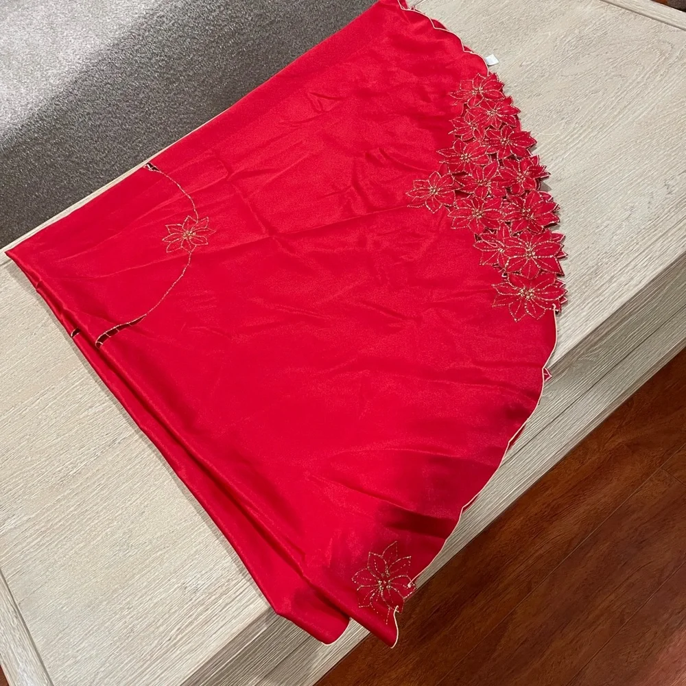 Poinsettia Cluster Round Red Tablecloth